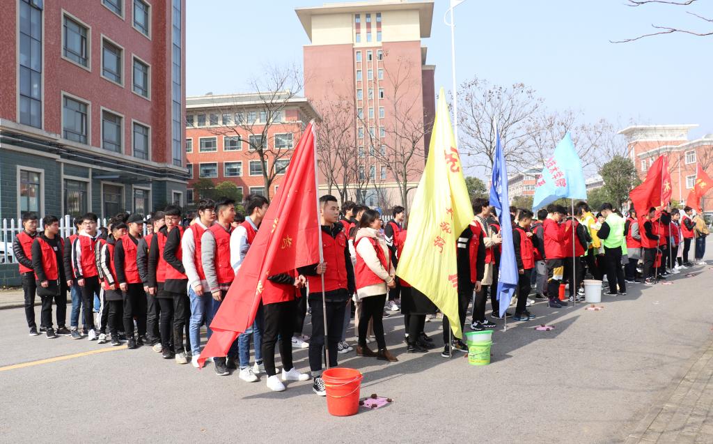 学校举办“市树进校园，文明树新风” 主题义务植树活动